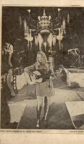 Mary Hopkin Singing in St...