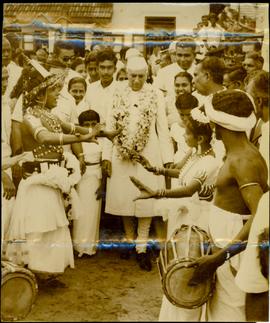 Kandyan Dancers Greeted t...