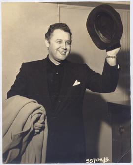 ROD STEIGER ARRIVES IN LO...
