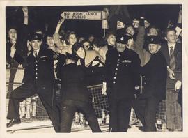 The Fans Get Going to Mee...