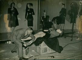 Experts Dressing Models i...