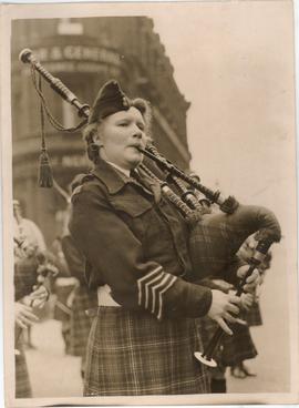 GLASGOW GIRL PIPERS PLAY ...