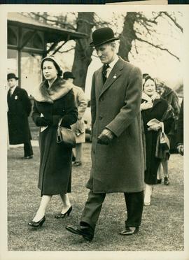 The Queen with Gen. Sir R...