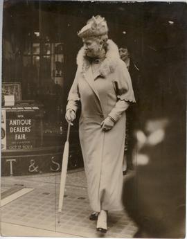 Queen Mary Goes Browsing ...