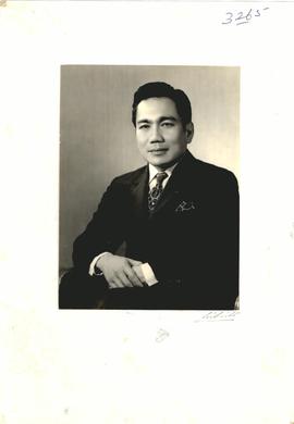 Dr.Owart Suthiwart Naruep...