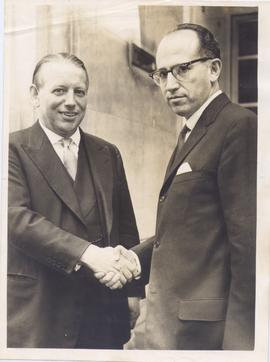 Dr. Jonas.E.Salk Shakes H...
