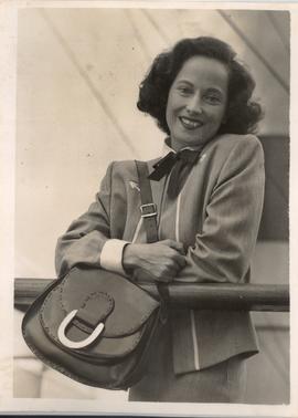 Merle Oberon Returns to H...