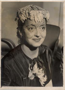 Bette Davis is to Stage a...
